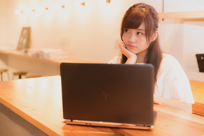 ハリアー ブラックパール 評価 パソコンの前で考える女性