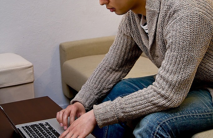 ヴェルファイア エグゼクティブ パワーシート チャイルドシート パソコンで調べる男性